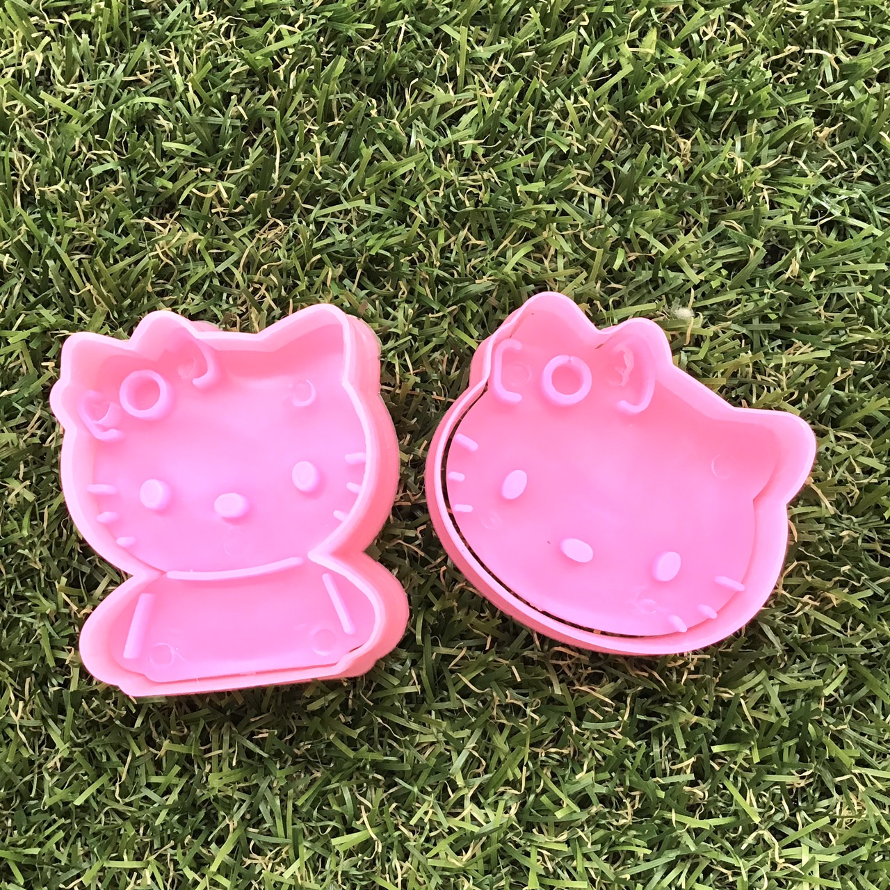 ที่กดคุกกี้ คิตตี้สีชมพู พลาสติก  2 pcs. cookie cutter