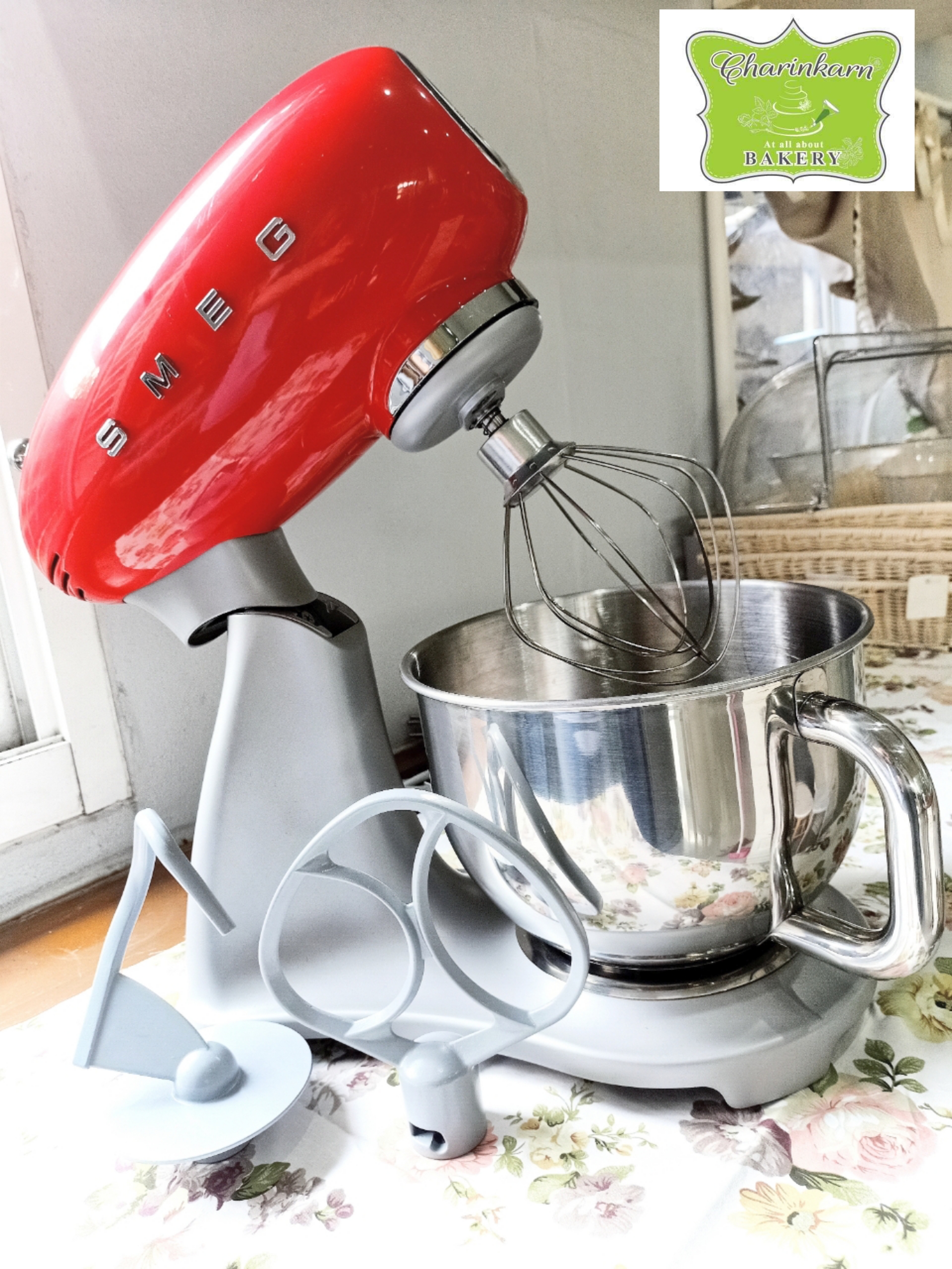 เครื่องผสมอาหาร SMEG Stand Mixer รุ่น SMF02RDEU สีแดง (เครื่องโชว์)